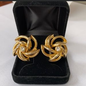 Gorgeous goldtne vintage open flower earrings w/rhinestone